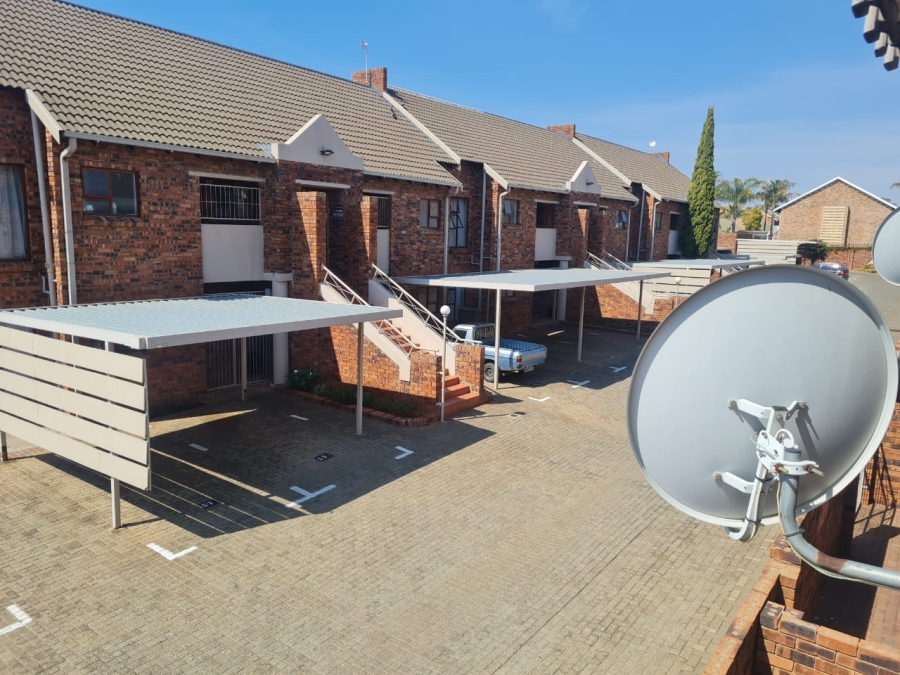 2 Bedroom Property for Sale in Langenhovenpark Free State